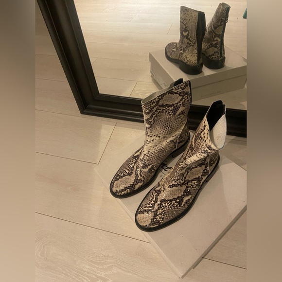 Gorgeous snake print boots in leather - Picture 3 of 8